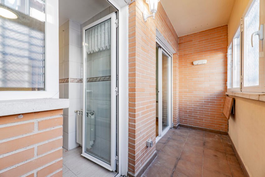 Puerta en Aluminio con Vidrio Opaco - Imagen 2